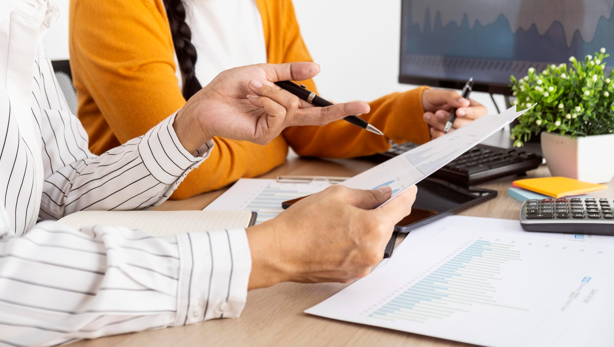 Homme tenant un document de recouvrement de créance