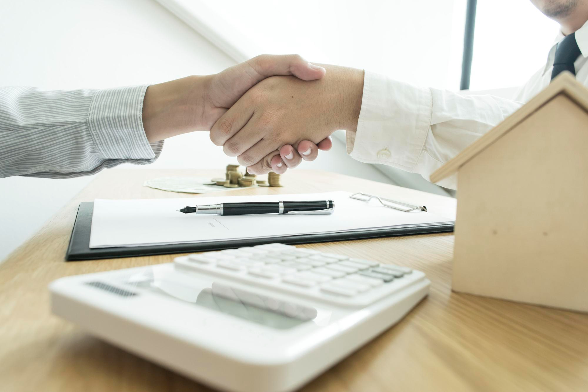 Poignée de main lors d'un recouvrement amiable